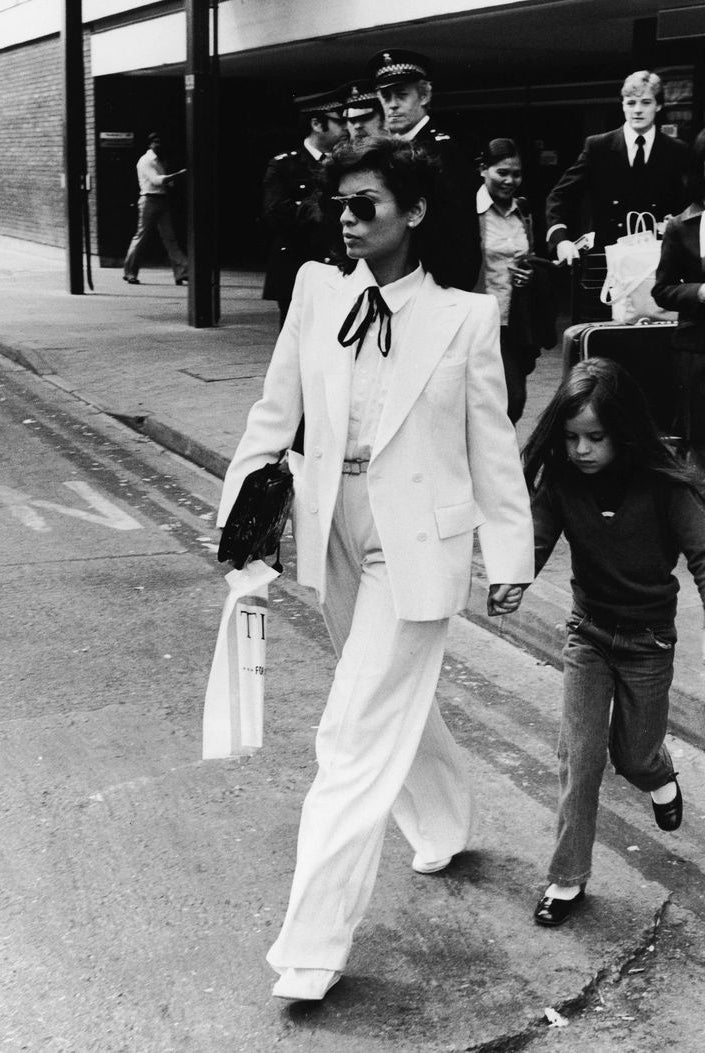 Histoire du tailleur-pantalon : de l’uniforme masculin à l’icône du vestiaire féminin