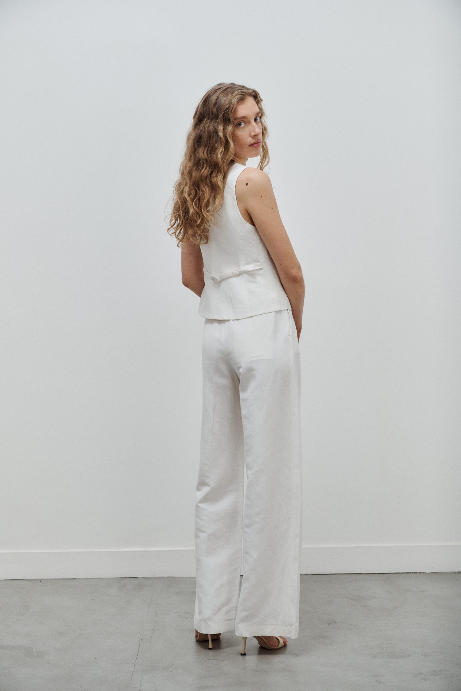pantalon de tailleur femme toile de lin et soie blanc cassé Made in France par Facettes Studio