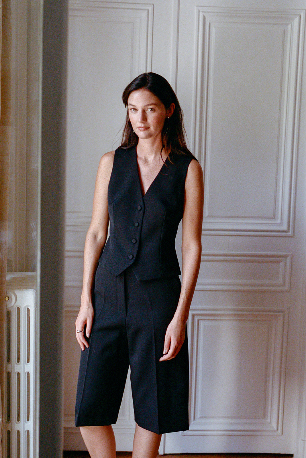 gilet costume femme col V Kate en gabardine de laine noire par Facettes Studio