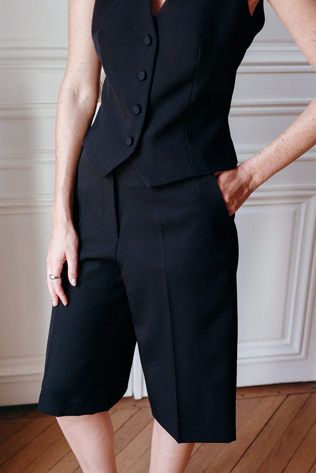 gilet costume femme col V Kate et bermuda Naomi en gabardine de laine noire par Facettes Studio