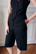 gilet costume femme col V Kate et bermuda Naomi en gabardine de laine noire par Facettes Studio