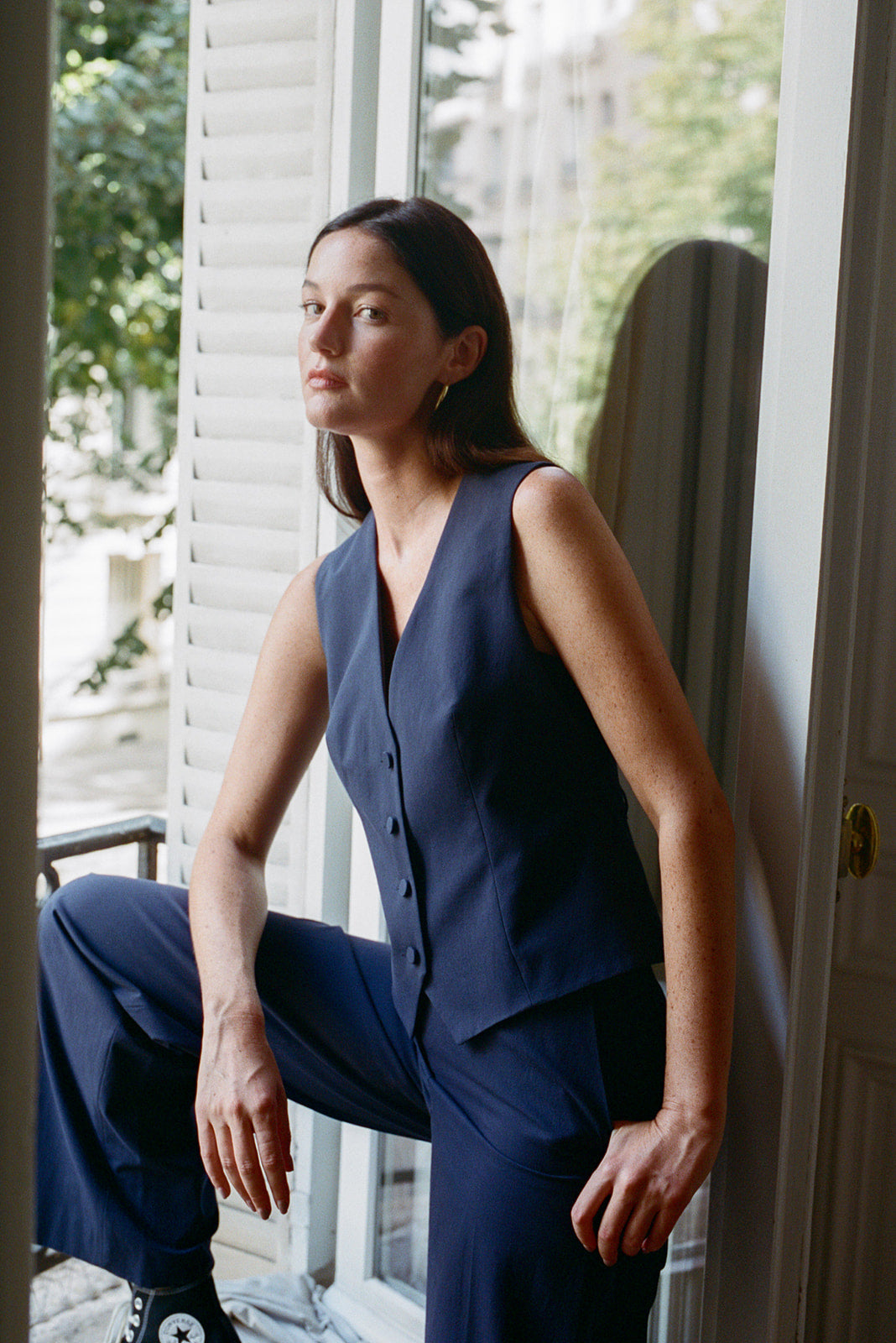gilet costume femme Kate col V en toile de coton texturée bleu marine par Facettes Studio