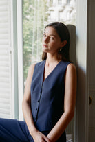 gilet costume femme Kate col V en toile de coton texturée bleu marine par Facettes Studio