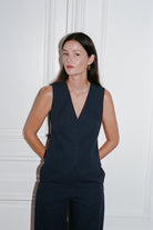 gilet costume femme col V Kate en toile de coton texturée bleu marine par Facettes Studio