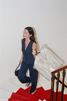 gilet costume femme Kate col V en toile de coton texturée bleu marine par Facettes Studio