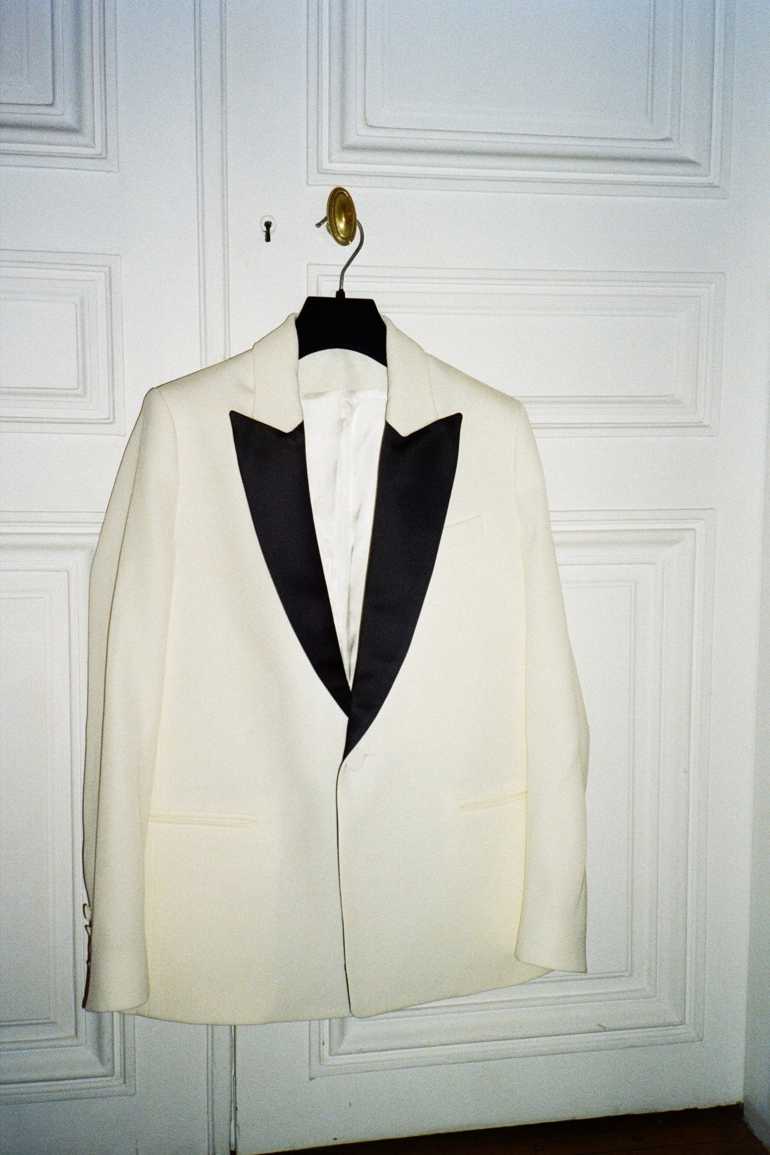 veste smoking Diana en laine blanche et col de satin de soie noir - Facettes Studio