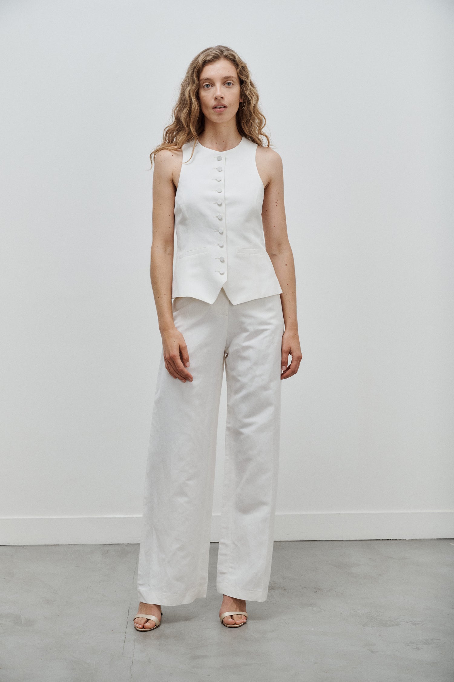 ensemble assorti gilet et pantalon tailleur femme en toile de lin et soie blanc cassé - Facettes Studio