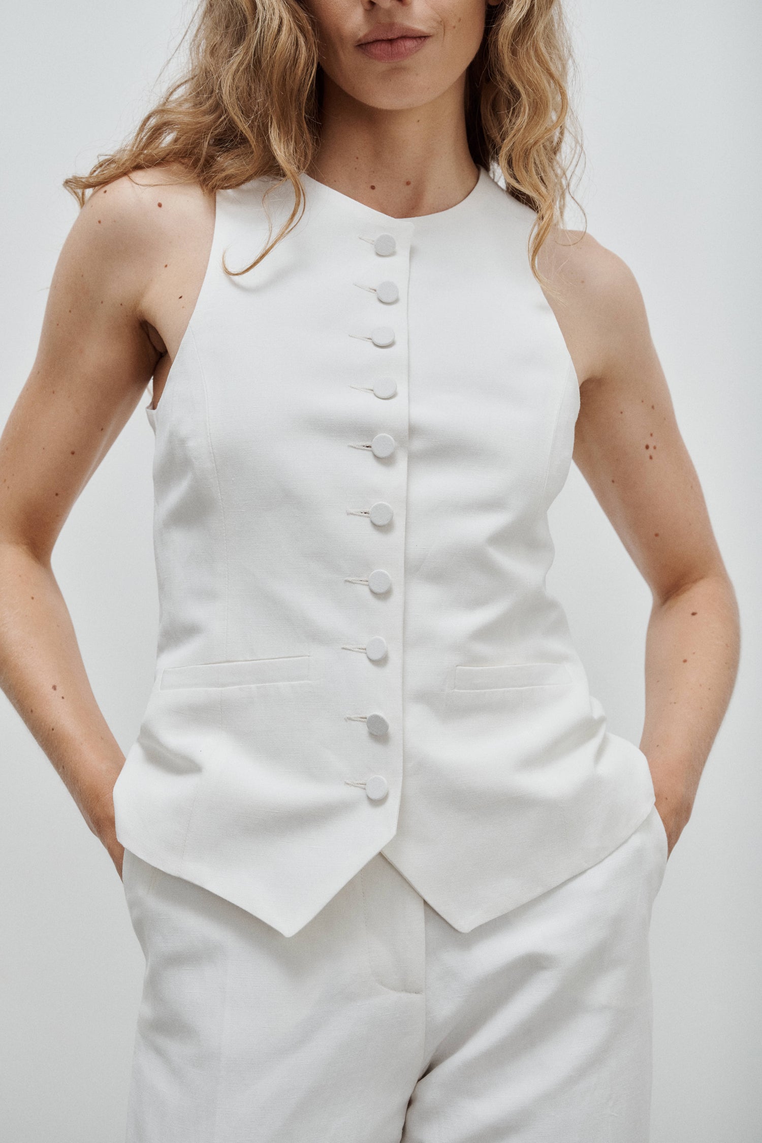 Monica Vest in Linen and Silk Off White | Facettes Studio