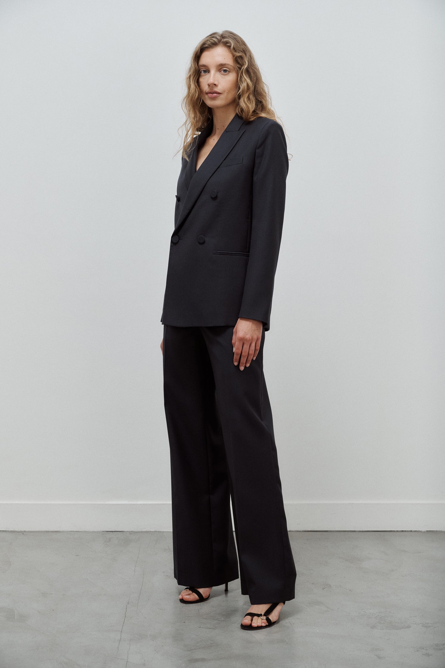 veste de tailleur croisée femme double boutonnage twill de laine noire Made in France par Facettes Studio