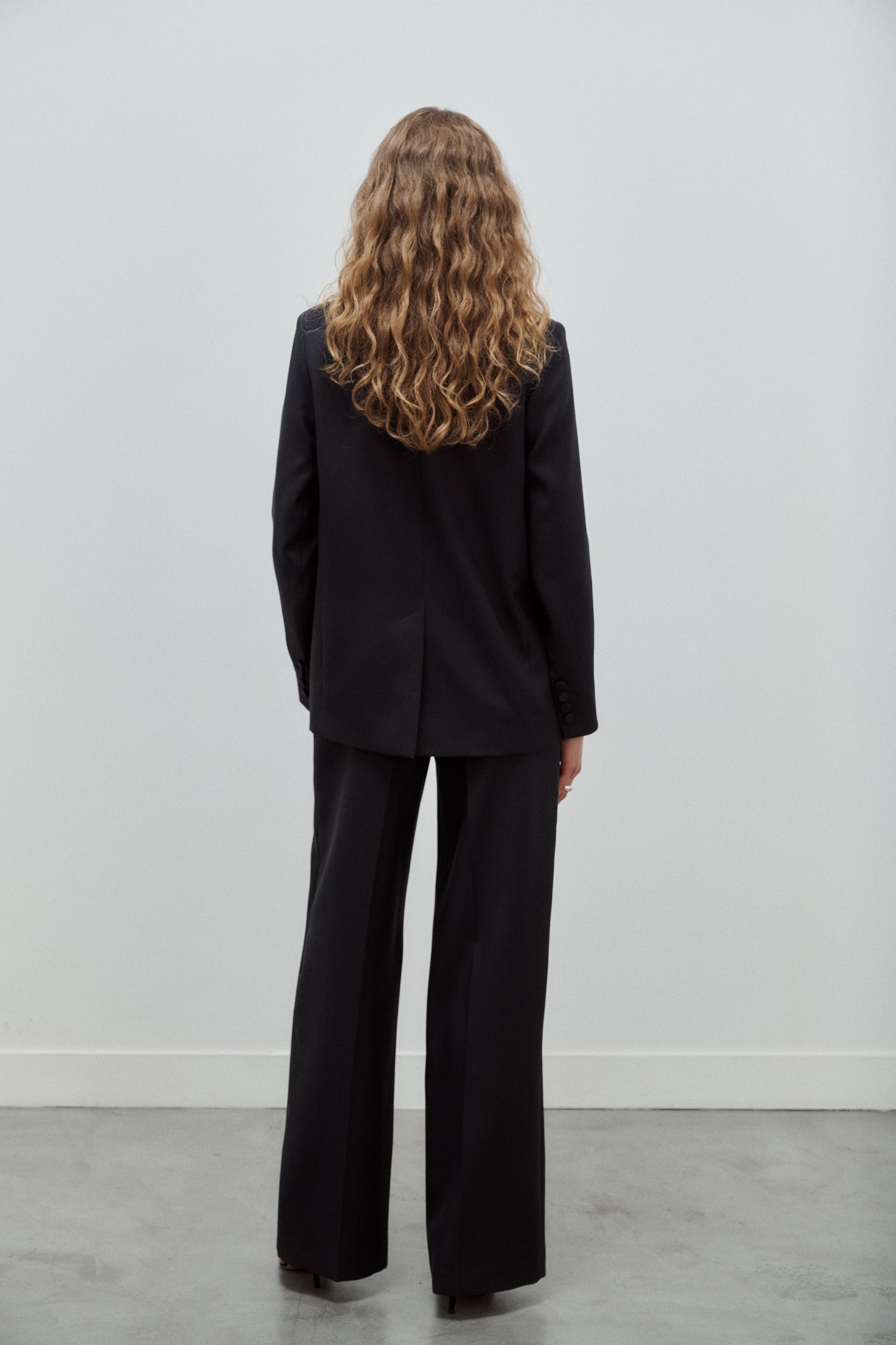 veste de tailleur croisée femme double boutonnage twill de laine noire Made in France par Facettes Studio