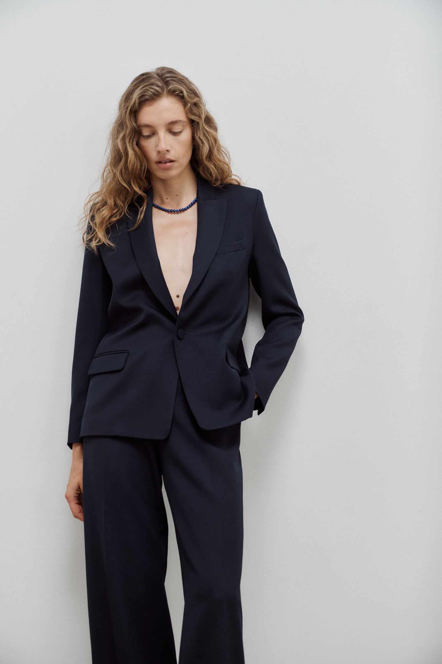 veste de tailleur femme simple boutonnage gabardine de laine bleu marine Made in France par Facettes Studio