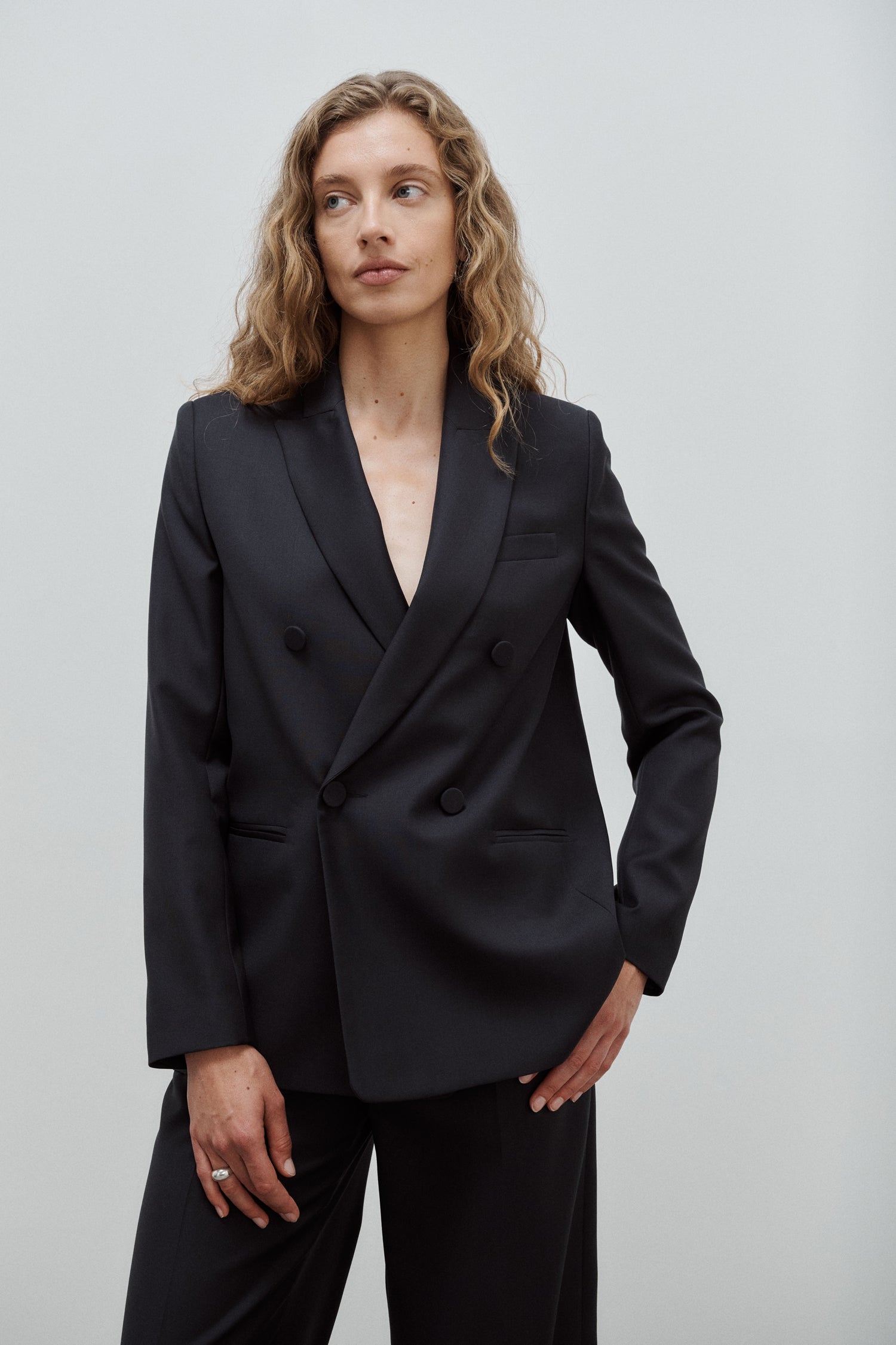 veste de tailleur croisée femme double boutonnage twill de laine noire Made in France par Facettes Studio