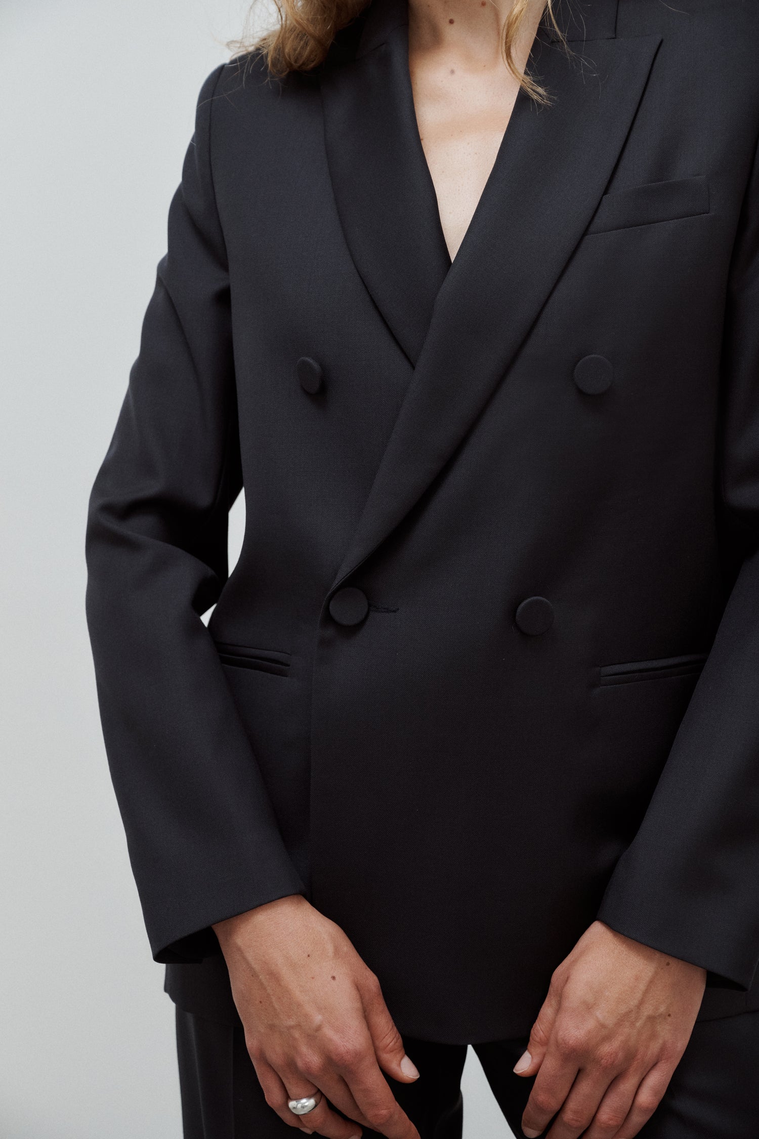 veste de tailleur croisée femme double boutonnage twill de laine noire Made in France par Facettes Studio