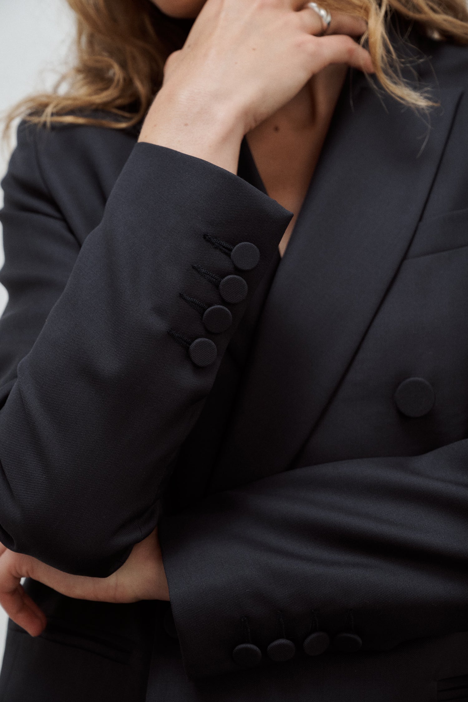 veste de tailleur croisée femme double boutonnage twill de laine noire Made in France par Facettes Studio